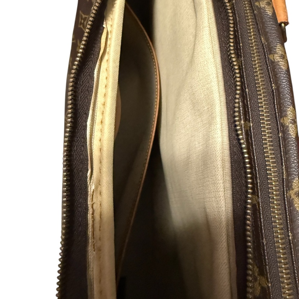Louis Vuitton Monogram Alize w/ Certificate of Authenticity - Picture 12 of 15